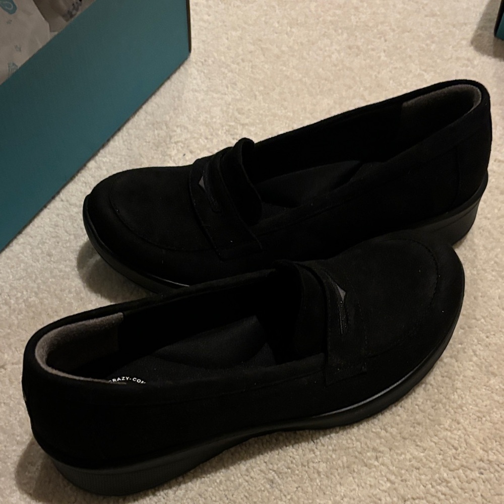 BZEES women’s Classic Black Loafers - Picture 3 of 5